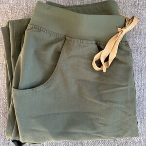 Figs Kade cargo scrub pants (M)